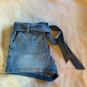 Jean Shorts with Belt Light Wash Size 9